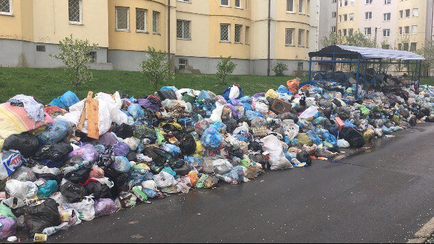З вулиці Драгана вже близько місяця не вивозили сміття: від..., фото-1 З вулиці Драгана вже близько місяця не вивозили сміття: відео та фото, фото-1