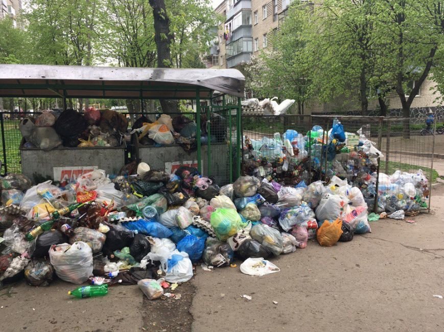 На вулиці Стрийській і надалі стоять переповнені сміттєві м..., фото-1 На вулиці Стрийській і надалі стоять переповнені сміттєві майданчики: фото та відео, фото-1