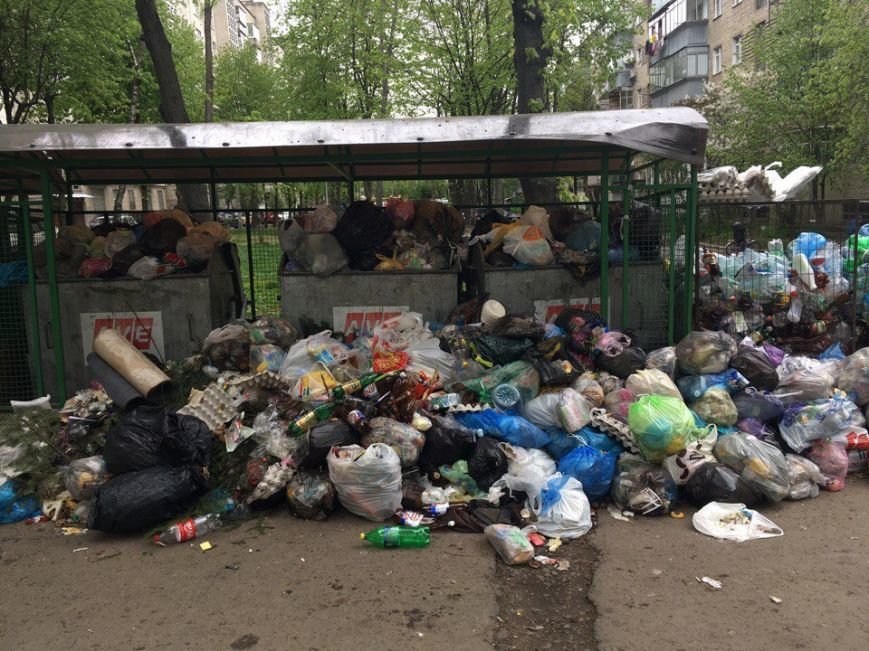 На вулиці Стрийській і надалі стоять переповнені сміттєві м..., фото-2 На вулиці Стрийській і надалі стоять переповнені сміттєві майданчики: фото та відео, фото-2