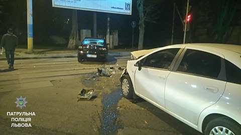 На перехресті вулиць Замарстинівська-Липинського трапилась..., фото-1 На перехресті вулиць Замарстинівська-Липинського трапилась ДТП за участі таксі: фото з місця події, фото-1