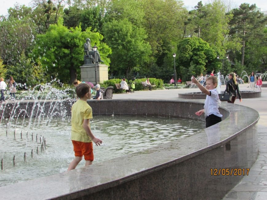 Слушать я эту девочку в фонтане. Купание в фонтане. Фонтаны Симферополь. Петровский фонтан Симферополь. Купальные фонтаны в Симферополе.