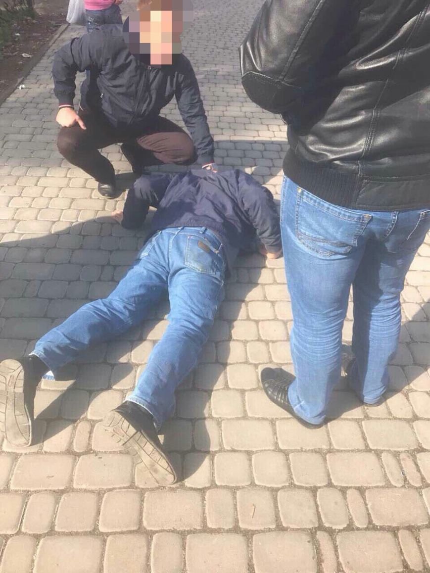 В Донецкой области во время получения взятки задержали нал..., фото-1 В Донецкой области во время получения взятки задержали налоговика (ФОТО), фото-1