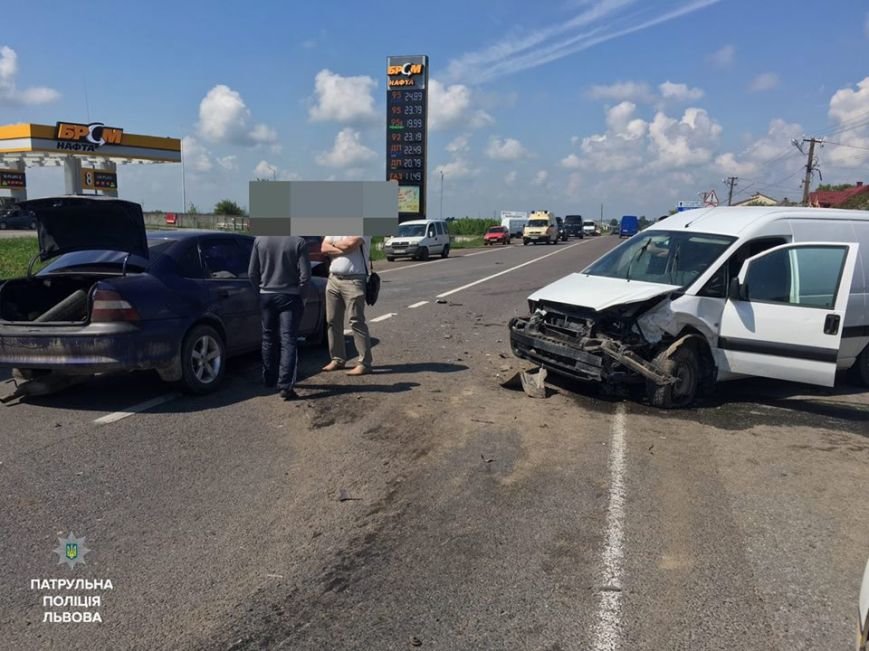 Поблизу Городка зіткнулись дві іномарки: фото з місця ДТП, фото-2 Поблизу Городка зіткнулись дві іномарки: фото з місця ДТП, фото-2