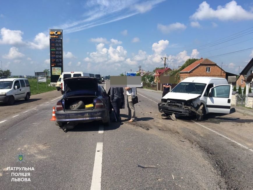 Поблизу Городка зіткнулись дві іномарки: фото з місця ДТП, фото-1 Поблизу Городка зіткнулись дві іномарки: фото з місця ДТП, фото-1